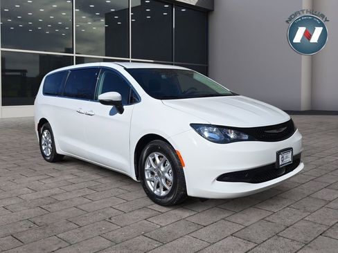 Used 2023 Chrysler Voyager LX image 7