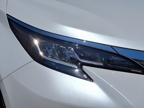 Used 2023 Toyota Sienna XLE AWD/4WD image 10