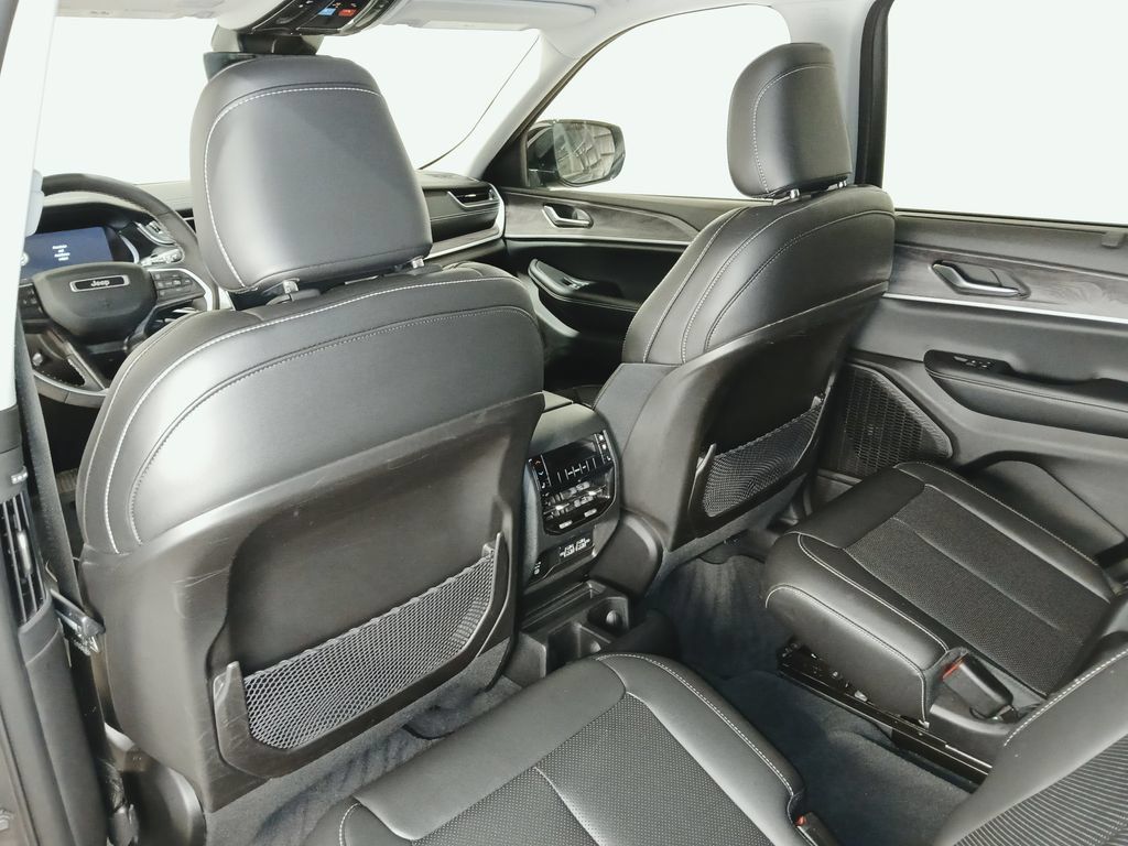 Used 2023 Jeep Grand Cherokee L Limited w/ Luxury Tech Group II AWD/4WD image 15