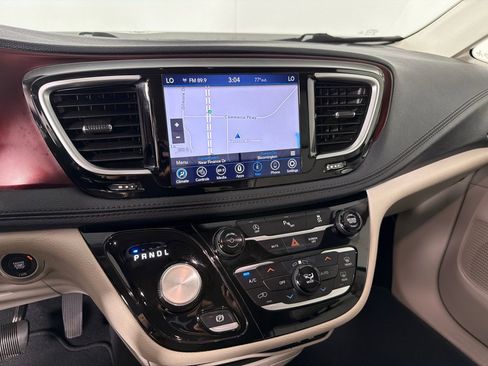 Used 2020 Chrysler Pacifica Limited FWD image 19