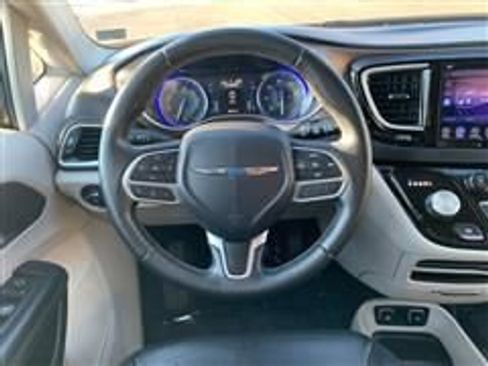 Used 2017 Chrysler Pacifica Touring-L w/ Tire & Wheel Group image 24