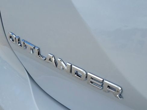 New 2026 Mitsubishi Outlander SE image 9
