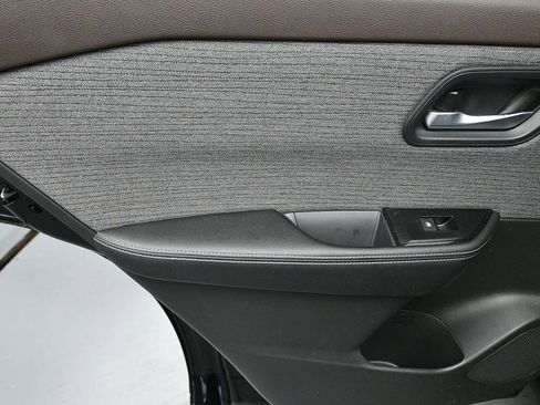 Used 2023 Nissan Rogue SV image 14