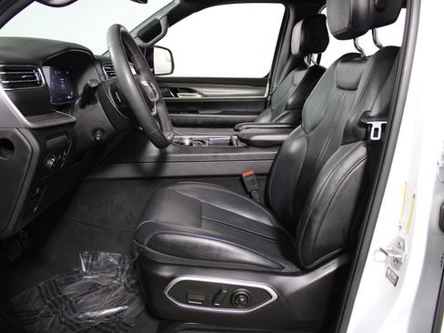 Used 2024 Jeep Wagoneer L Series II w/ Flexible Seating Group RWD image 8