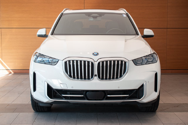 Used 2025 BMW X5 xDrive50e AWD/4WD image 2