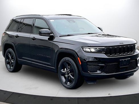 Certified 2023 Jeep Grand Cherokee Altitude image 2