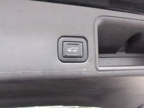 Used 2022 GMC Terrain SLT w/ Tech Package FWD image 32