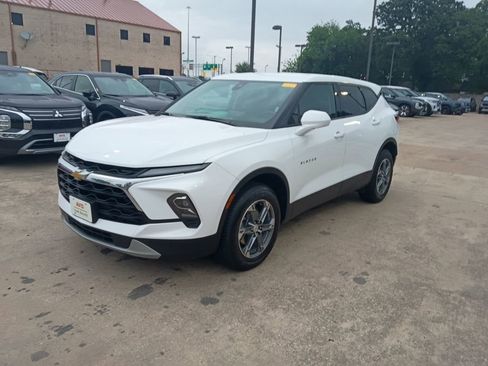 Used 2025 Chevrolet Blazer LT FWD image 1