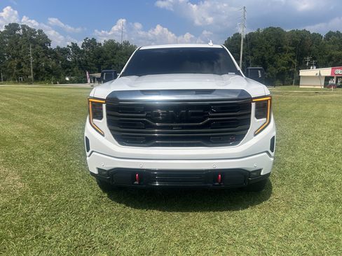 Used 2024 GMC Sierra 1500 AT4 w/ AT4 Premium Package AWD/4WD image 3