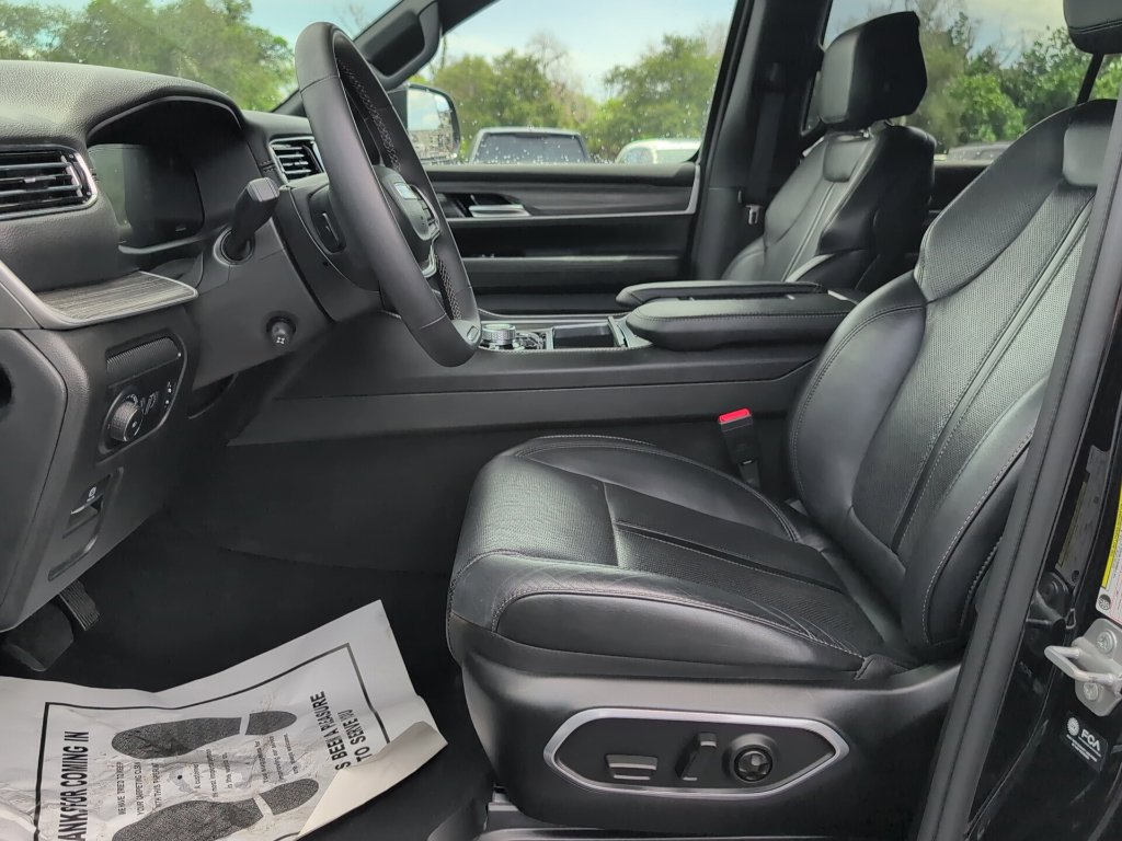 Used 2024 Jeep Wagoneer L Series III w/ Flexible Seating Group AWD/4WD image 6