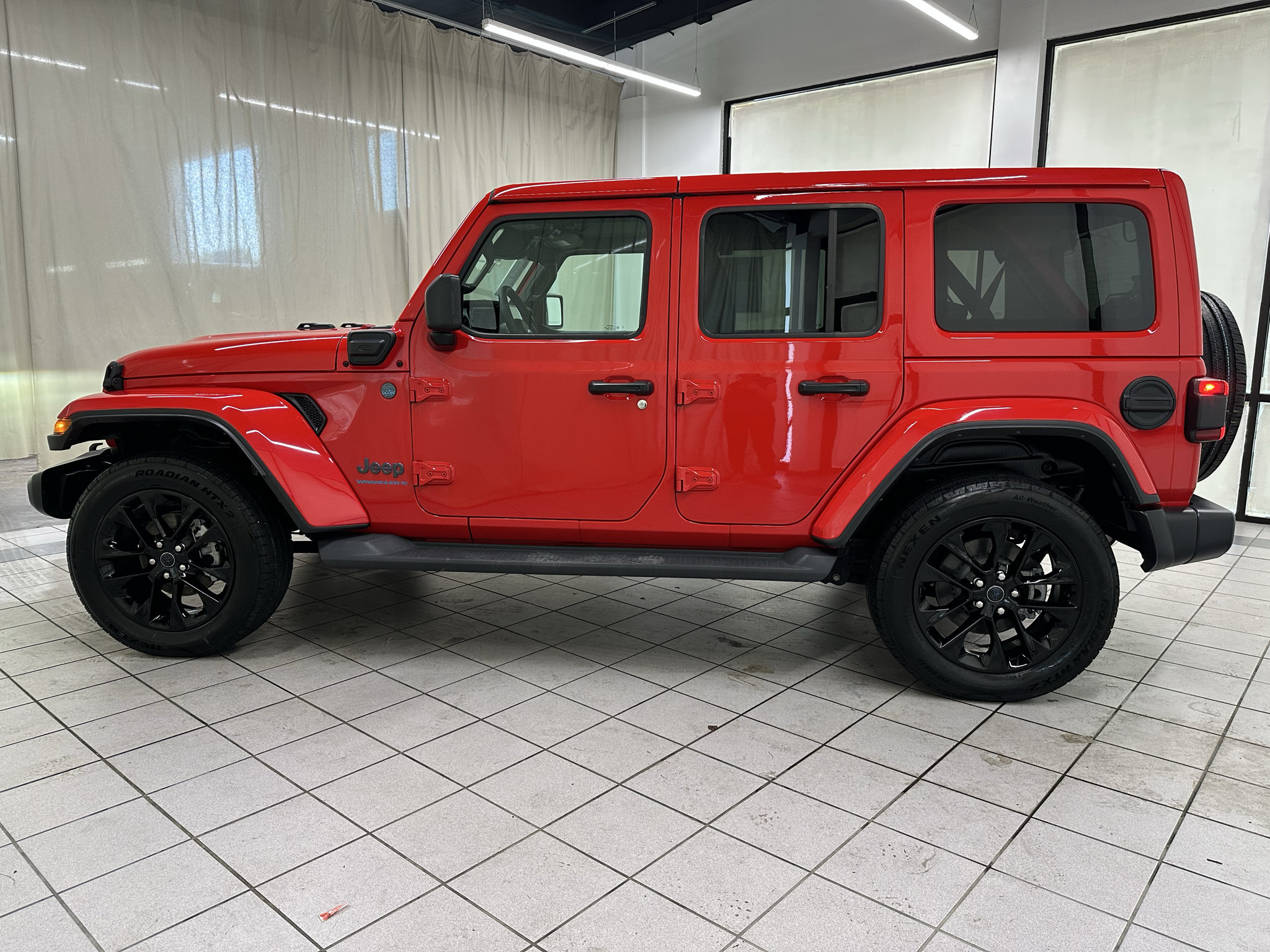 Used 2025 Jeep Wrangler Unlimited Sahara AWD/4WD image 8