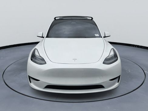 Used 2024 Tesla Model Y Long Range AWD/4WD image 2