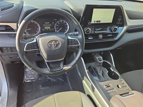 Used 2024 Toyota Highlander LE image 34