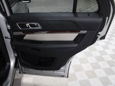 Used 2016 Ford Explorer Platinum AWD/4WD image 29