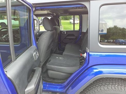 Used 2018 Jeep Wrangler Unlimited Sahara w/ Dual Top Group AWD/4WD image 43
