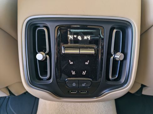 Used 2024 Aston Martin DBX image 17