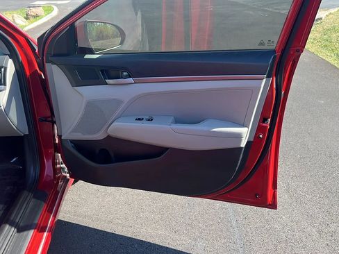 Used 2017 Hyundai Elantra SE image 16