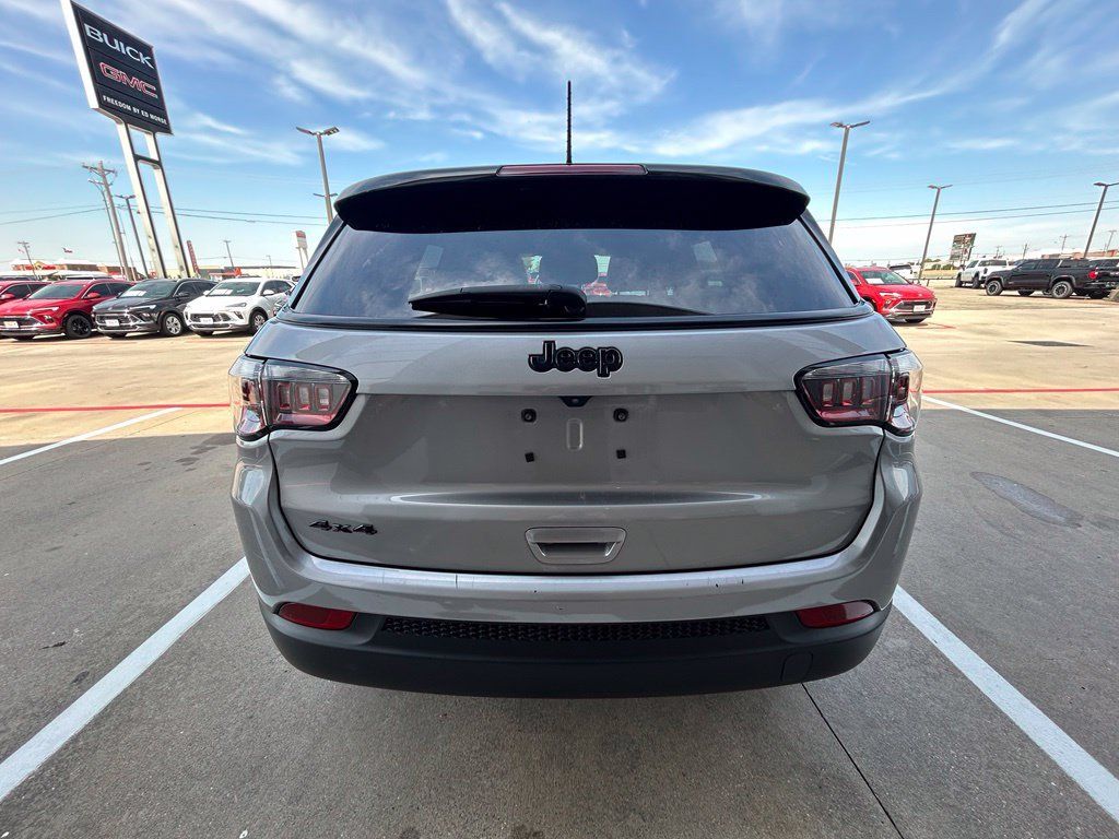 Used 2023 Jeep Compass Latitude AWD/4WD image 3