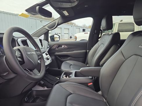 New 2026 Chrysler Pacifica Select w/ S Appearance Package AWD/4WD image 11