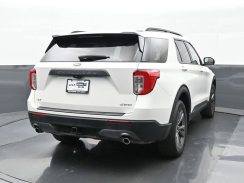 Used 2023 Ford Explorer XLT w/ Equipment Group 202A AWD/4WD image 4