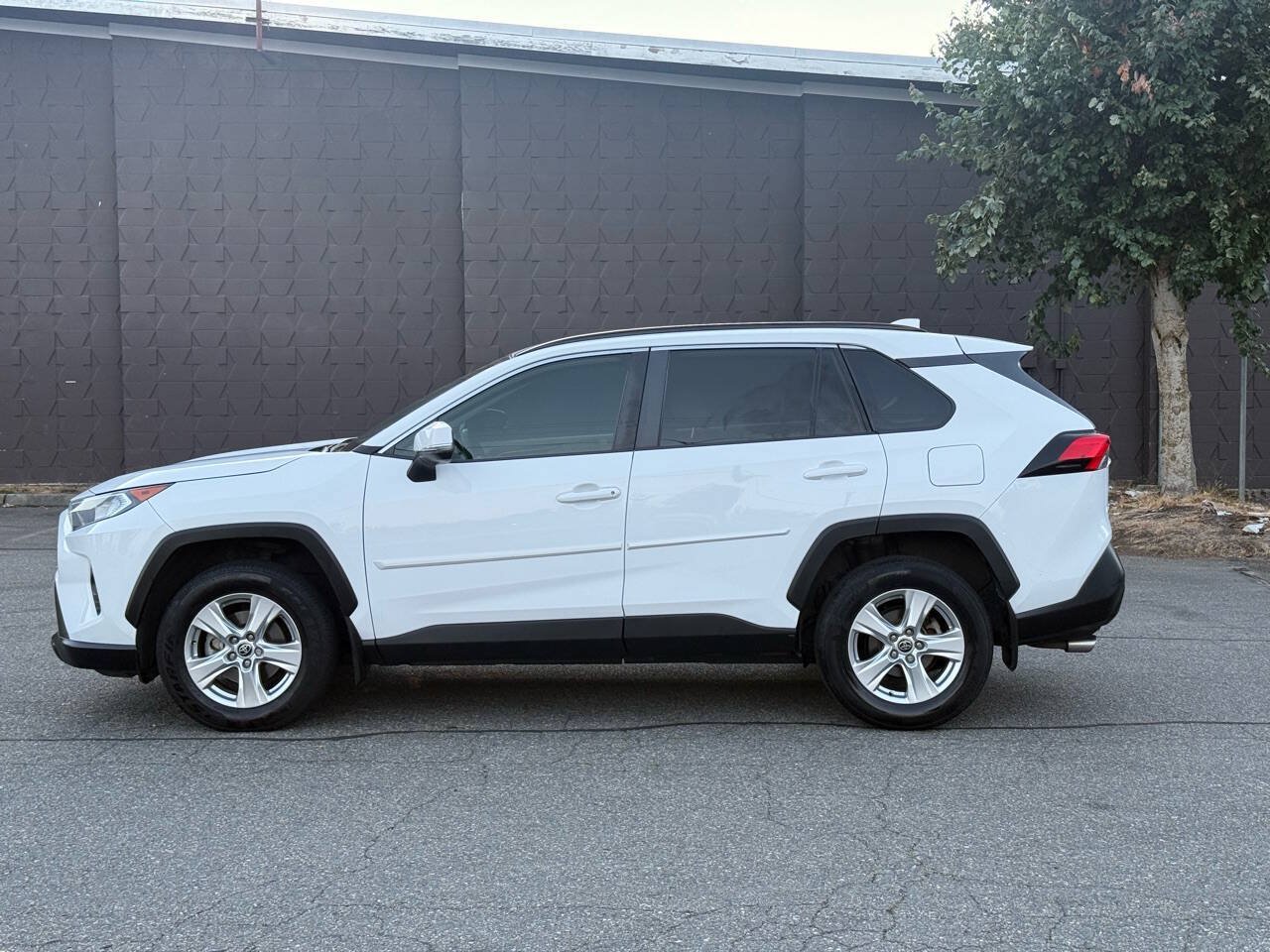 Used 2021 Toyota RAV4 XLE FWD image 5