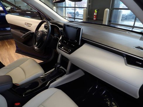 Used 2022 Toyota Corolla Cross XLE image 13