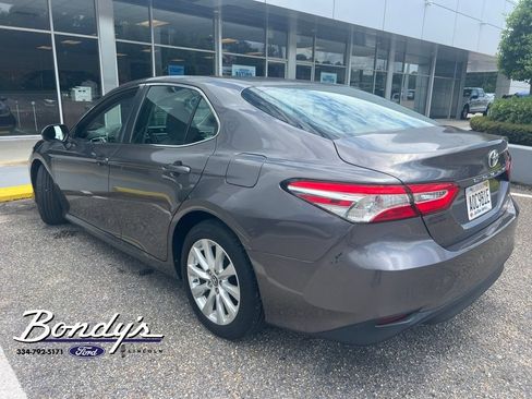 Used 2018 Toyota Camry LE FWD image 3