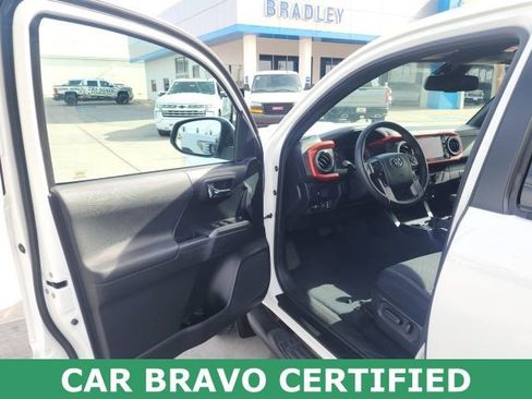 Used 2020 Toyota Tacoma TRD Sport w/ Technology Package image 21