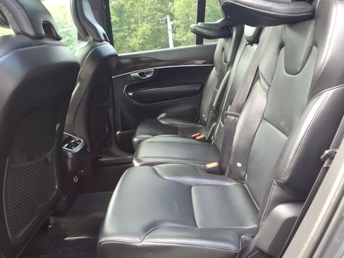 Used 2019 Volvo XC90 T5 Momentum w/ Multimedia Package AWD/4WD image 10
