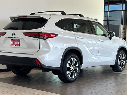 Used 2022 Toyota Highlander XLE AWD/4WD image 4