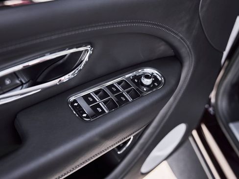 Used 2022 Bentley Bentayga AWD/4WD image 31