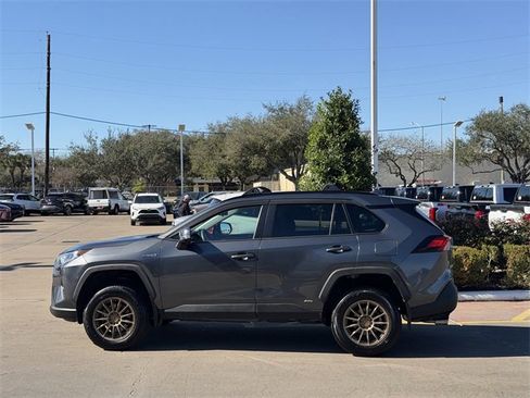 Used 2021 Toyota RAV4 XLE image 4