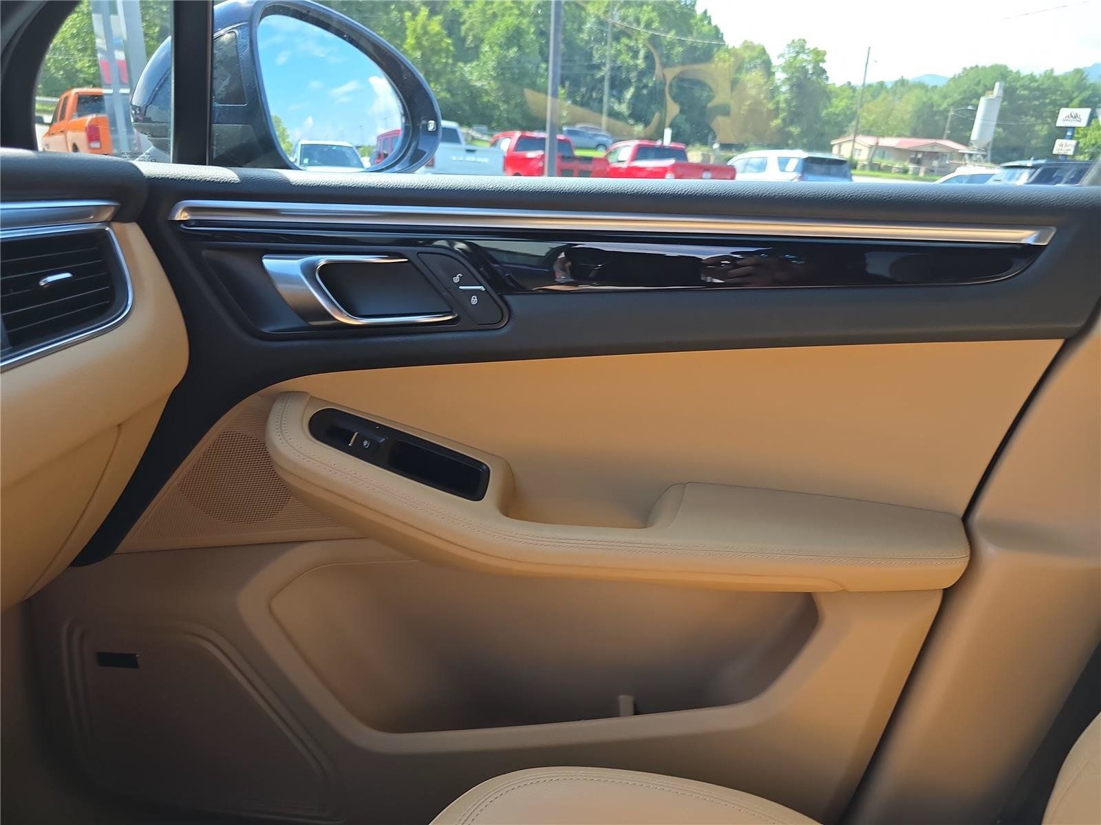 Used 2018 Porsche Macan AWD/4WD image 23