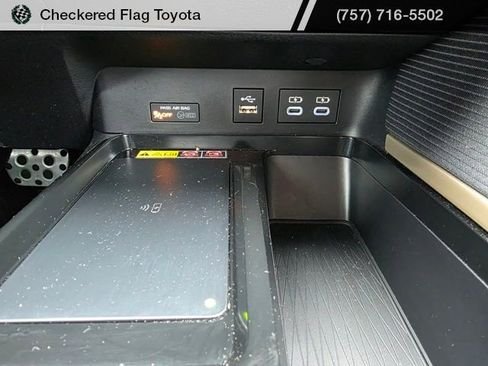 Used 2025 Toyota Camry SE w/ Convenience Package image 18