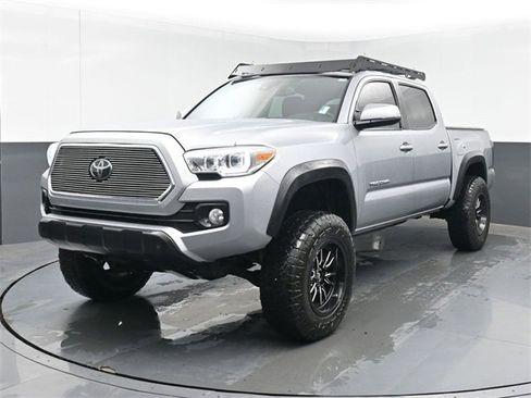 Used 2021 Toyota Tacoma TRD Off-Road image 10
