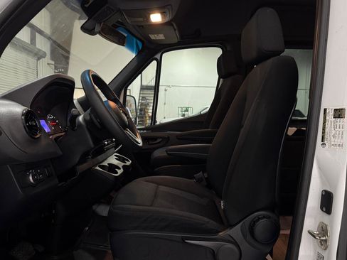 Used 2019 Mercedes-Benz Sprinter 2500 image 6