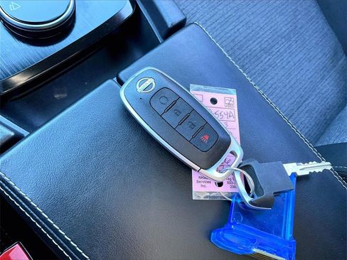 Used 2023 Nissan Rogue SV image 28