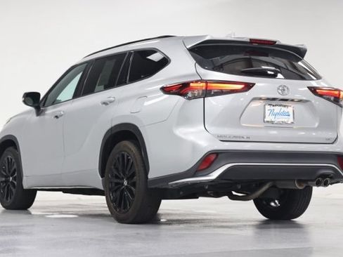 Used 2024 Toyota Highlander XSE FWD image 12