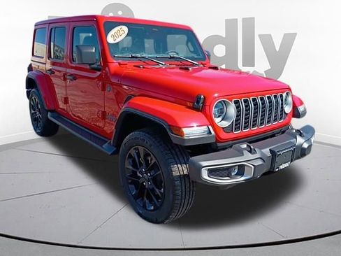 Used 2025 Jeep Wrangler Unlimited Sahara AWD/4WD image 3