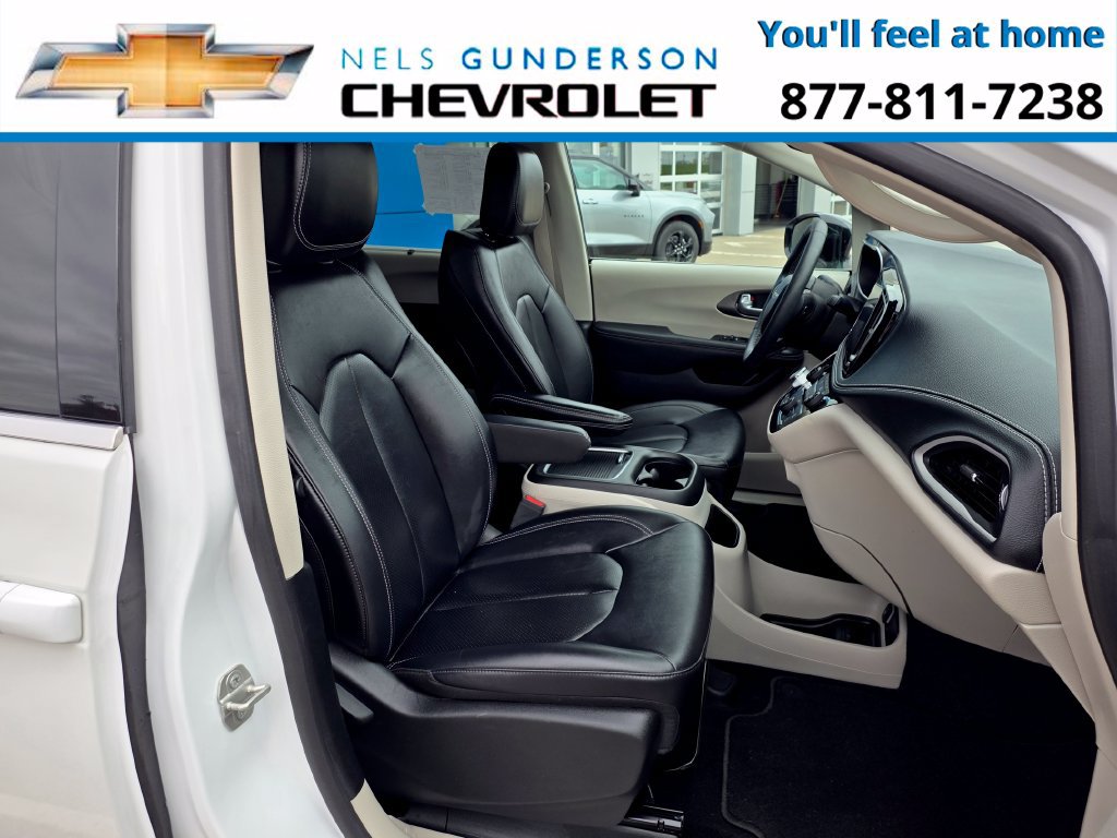 Used 2024 Chrysler Pacifica Touring-L FWD image 19