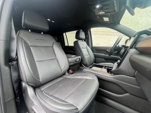 Used 2025 GMC Yukon XL Denali AWD/4WD image 16