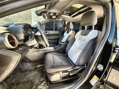 Used 2025 Chevrolet Trax RS w/ Sunroof Package FWD image 18