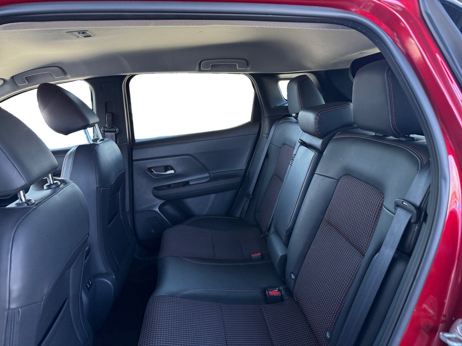 Used 2025 Nissan Kicks SR FWD image 11