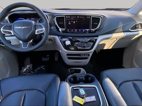Used 2024 Chrysler Pacifica Touring-L FWD image 15
