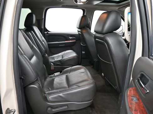 Used 2014 Cadillac Escalade ESV Premium image 40