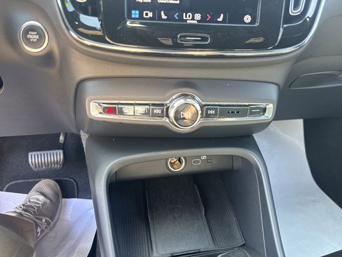Used 2024 Volvo XC40 B5 Core image 25