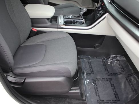 Used 2024 Kia Carnival LX FWD image 30
