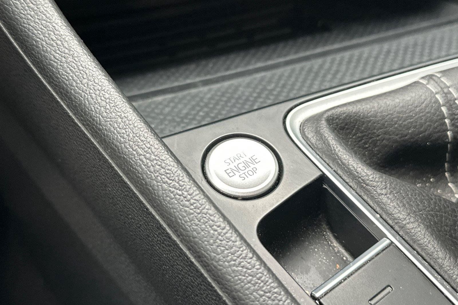 Certified 2025 Volkswagen Jetta SE FWD image 21