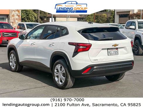 Used 2024 Chevrolet Trax LS FWD image 2
