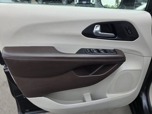 Used 2020 Chrysler Pacifica Touring-L image 18